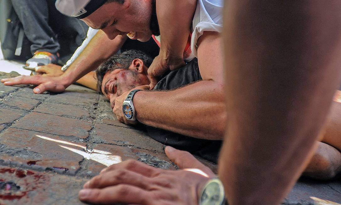 
O estudante Bassil DaCosta após ser atingido durante as manifestações de quarta-feira, em Caracas
Foto: MANAURE QUINTERO / AFP