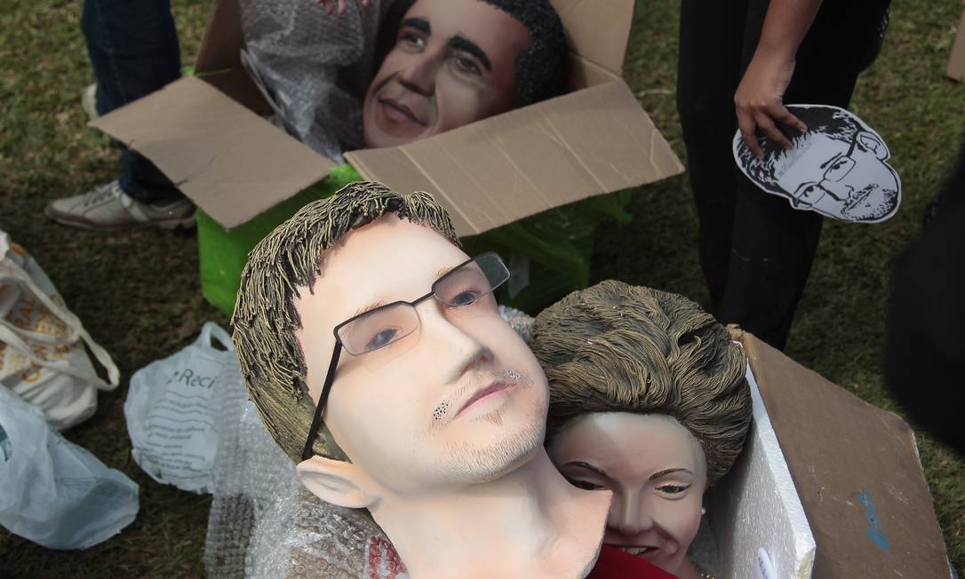 
Em Brasília, ativistas exibem bustos de Snowden para pedir que a presidente Dilma Rousseff conceda asilo ao americano.
Foto: Jorge William / Agência O Globo