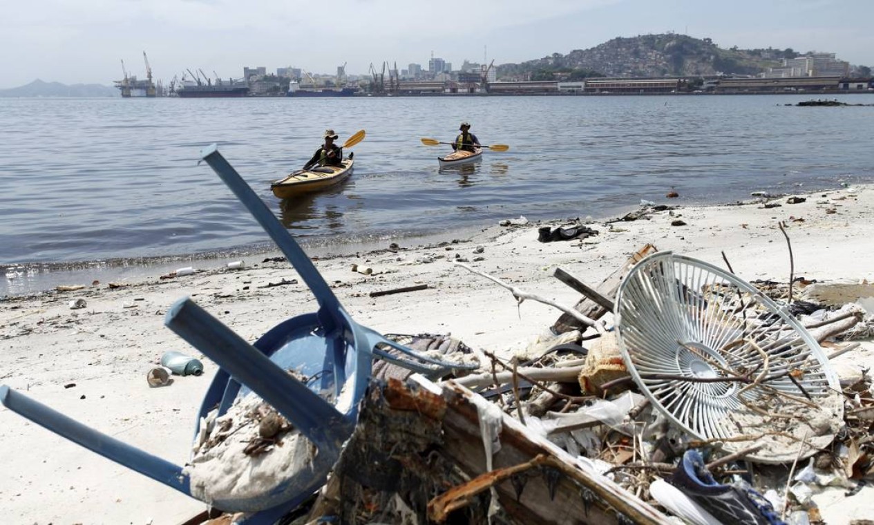 Todo tipo de lixo é encontrado no local Foto: Marcelo Piu / Agência O Globo