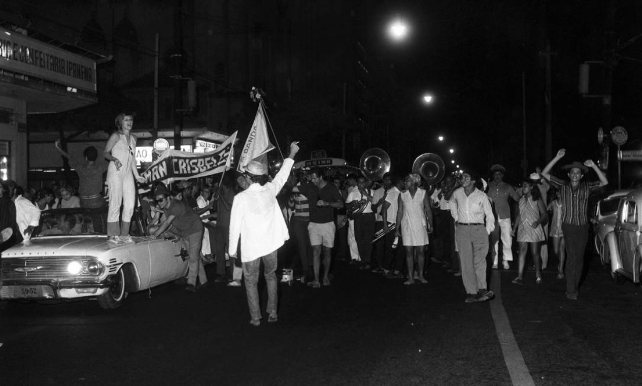 A faixa com os dizeres: “Yolhesman Crisbeles”, que abre os desfiles da Banda de Ipanema desde o período da ditadura, não tem qualquer conotação política ou crítica ao regime militar Foto: Arquivo O Globo