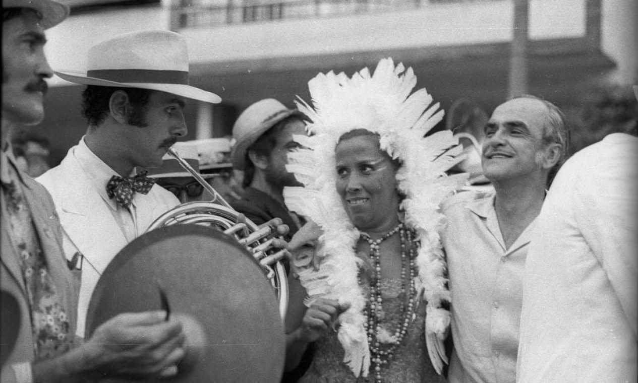 Inspirados pela Philarmônica Em Boca Dura, de Ubá (MG), os músicos da Banda de Ipanema sempre de ternos brancos Foto: Arquivo O Globo