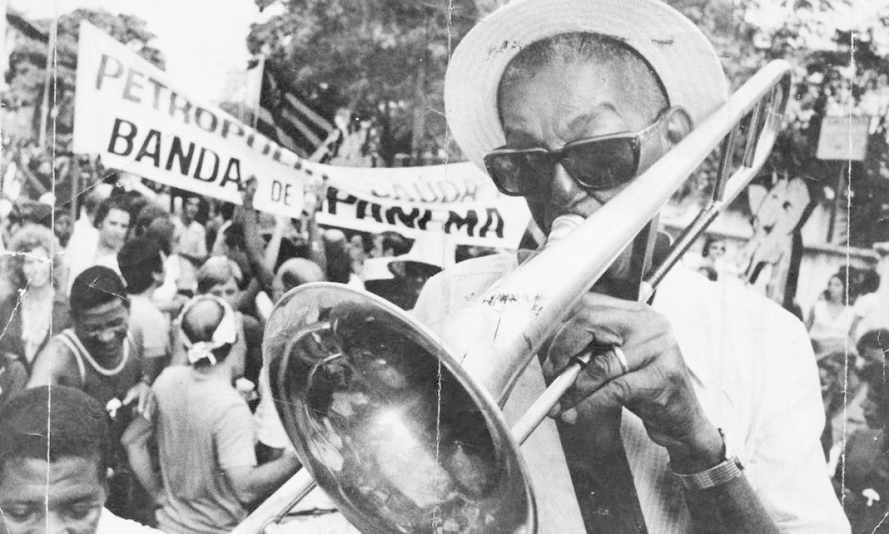 No carnaval de 1972, a Banda de Ipanema traz o compositor Cartola, homenageado pelo grupo 40 desfiles depois Foto: Arquivo O Globo