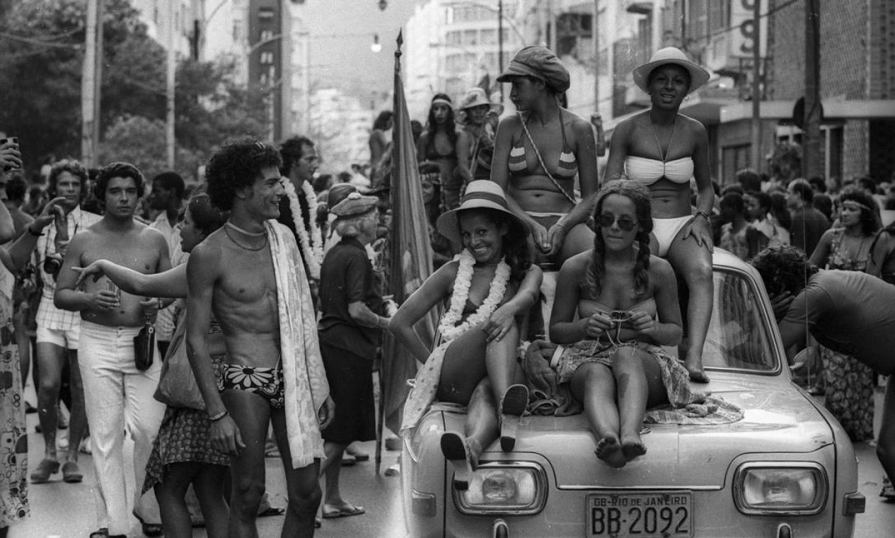 Foliãs, no desfile de 1974, desfilam em carro pelas ruas de Ipanema Foto: Arquivo O Globo / Agência O Globo