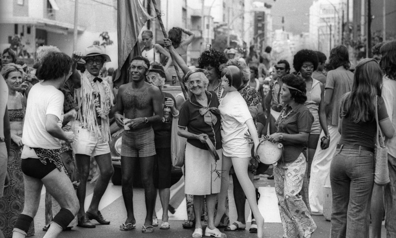 No carnaval de 1974, a alegria dos foliões da Banda de Ipanema, hoje tombada Patrimônio Cultural Carioca Foto: Arquivo O Globo / Agência O Globo