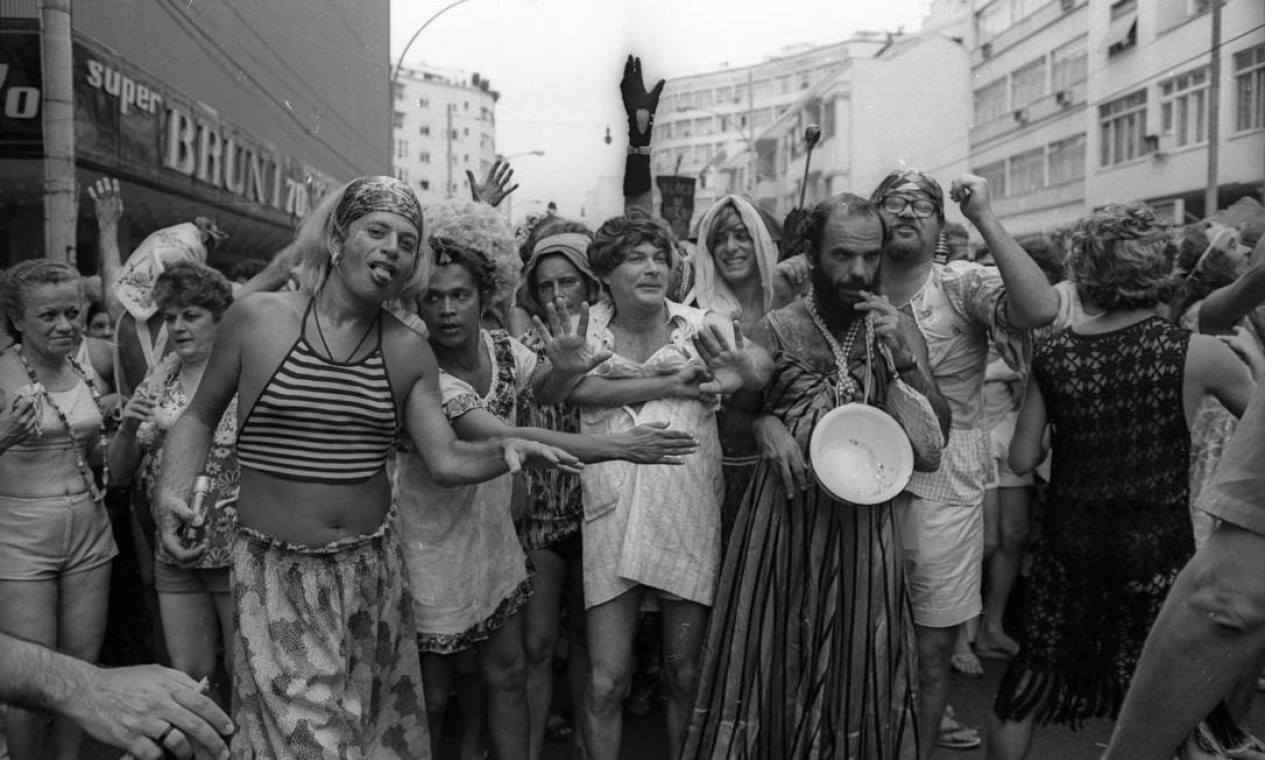 Homens fantasiados de mulher em desfile na década de 1970, animam o carnaval nas ruas de Ipanema Foto: Arquivo O Globo / Agência O Globo