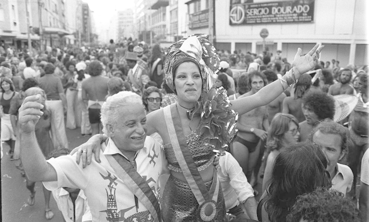 Desfile da Banda de Ipanema, em 1975, conta com a alegria do compositor Braguinha e da cantora Clara Nunes, padrinhos da banda naquela carnaval Foto: Arquivo O Globo / Agência O Globo