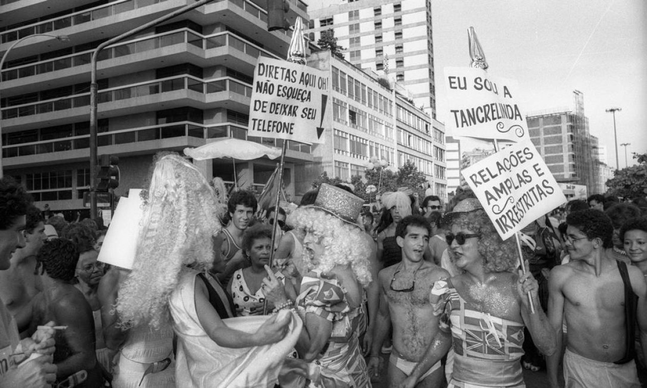 Vários momentos marcaram as cinco décadas da Banda de Ipanema. No carnaval de 1985, foliões ocupam as ruas de Ipanema Foto: Arquivo O Globo