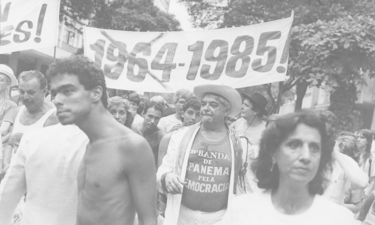 No desfile de 1985, a Banda de Ipanema arrasta multidões. Ao centro, Albino Pinheiro, fundador da banda Foto: Arquivo O Globo