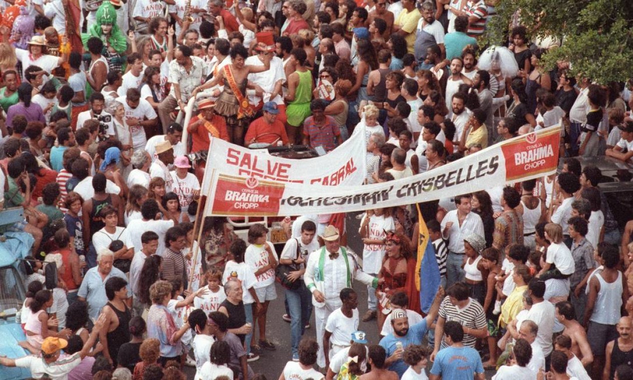 Milhares de foliões abrem o desfile da Banda de Ipanema no carnaval de 1991, levantando a faixa com os dizeres: “Yolhesman Crisbeles” Foto: Arquivo O Globo