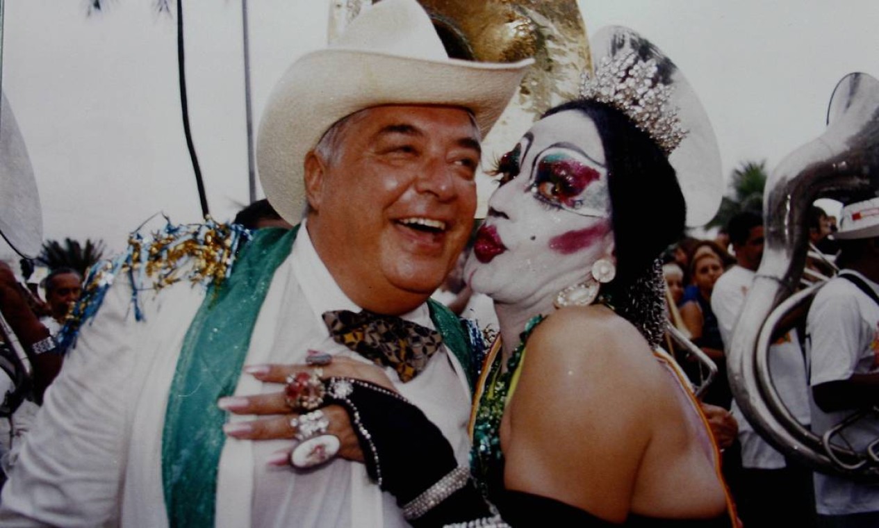Albino Pinheiro posa com a personagem Isabelita dos Patins, no desfile de 1994 Foto: Arquivo O Globo