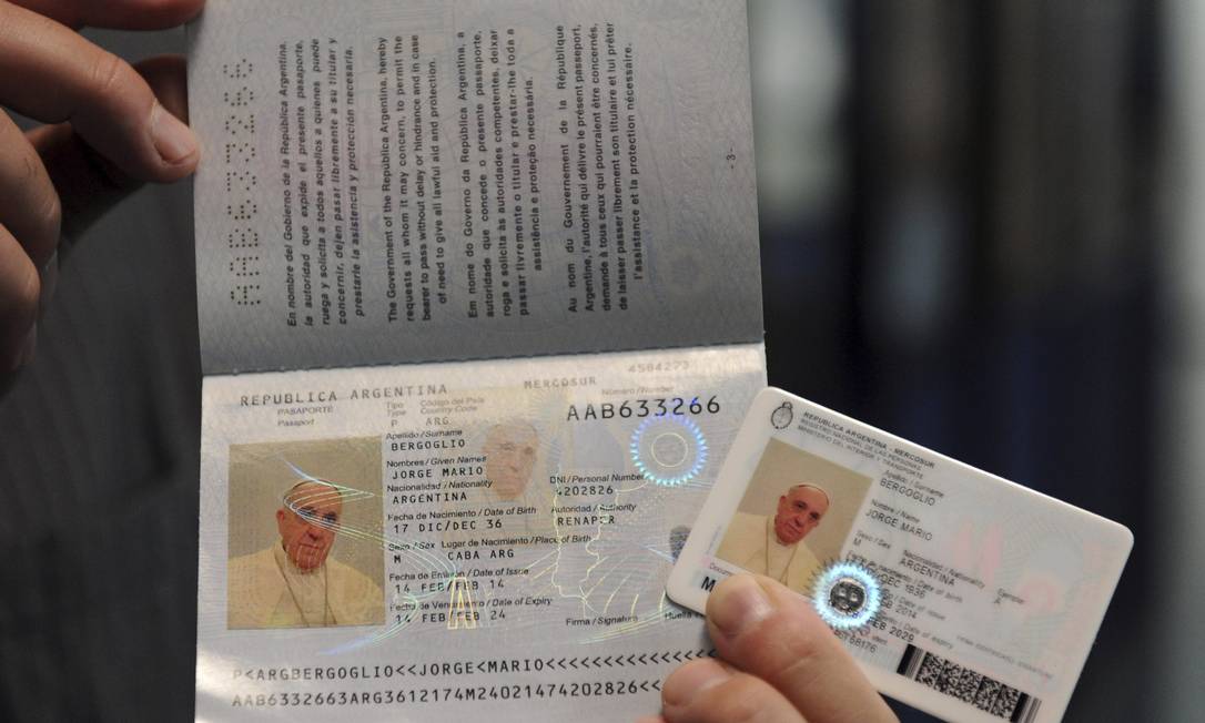 
Os novos passaporte e carteira de identidade do Papa Francisco: como um cidadão argentino comum
Foto: HANDOUT / REUTERS