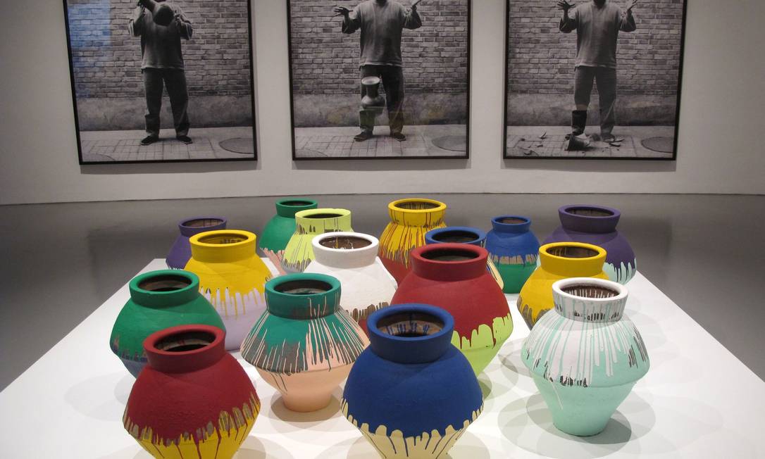 Visitante quebra vaso milionário do chinês Ai Weiwei em