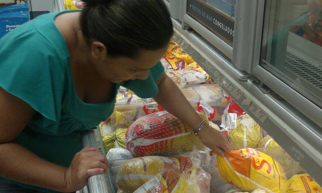 
No mercado. Consumidora escolhe frango da Sadia: marca busca reposicionamento
Foto: Agência O Globo
