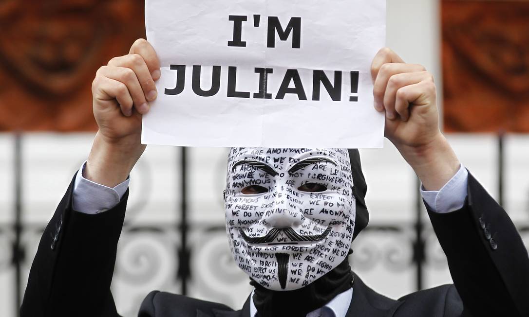 
Apoiador do WikiLeaks protesta do lado de fora da Embaixada do Equador em Londres
Foto: Sang Tan/AP