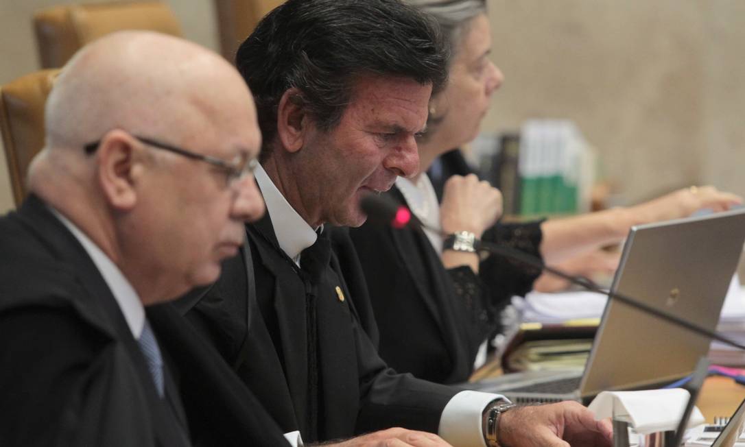 
O relator Luiz Fux durante julgamento dos embargos infringentes do processo do mensalão, no Supremo Tribunal Federal
Foto: Givaldo Barbosa / O Globo