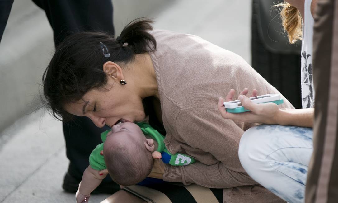 
Pamela Rauseo faz respiração boca a boca para salvar bebê
Foto: Al Diaz / AP