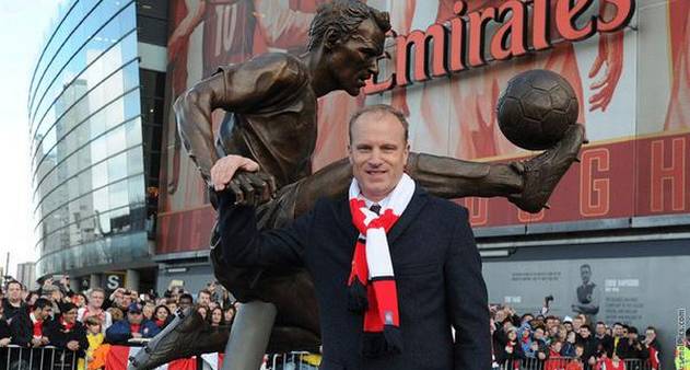 Arsenal homenageia Bergkamp com estatua em frente ao estádio