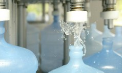 
Água mineral custa mais caro e ainda pode representar risco para a saúde
Foto: Ari Versiani
