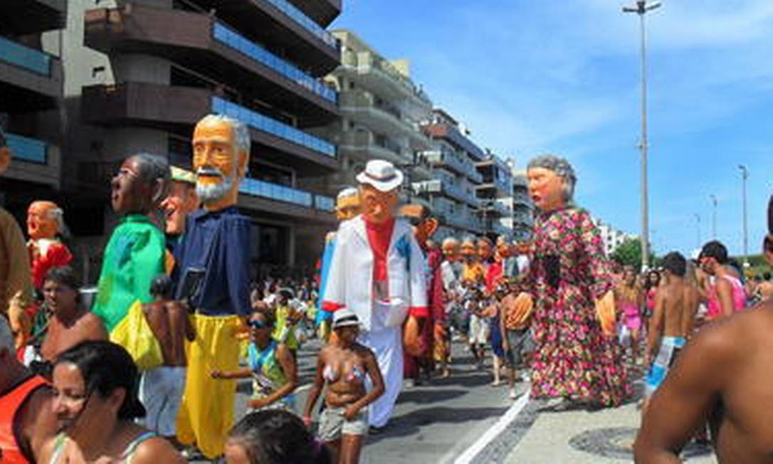 Brincareta (desfiles de bonecos no carnaval) e Cordão do Bola Preta, na Praia do Forte, em Cabo Frio Foto: Divulgação