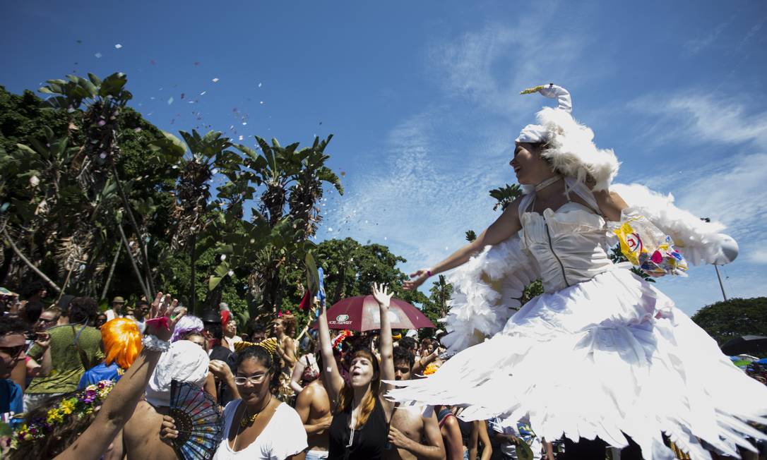 
Orquestra Voadora vai trazer 20 pernas-de-pau e acrobatas para o desfile de 2014
Foto: Paulo Giolito / Arquivo O Globo - 13/02/2103