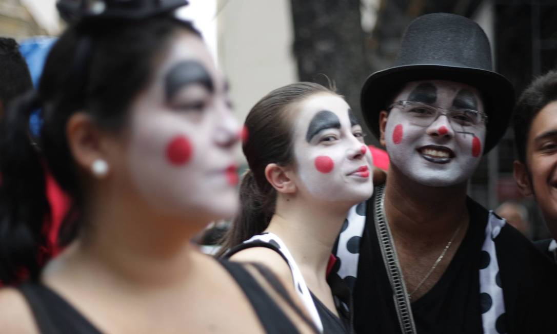 
Foliões se divertem no Bola Preta, durante desfile de 2013
Foto: Thiago Lontra