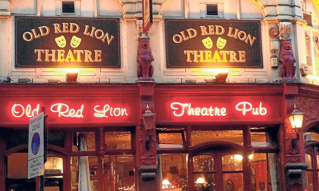 
O tradicional Old Red Lion Theatre é um dos pubs mais antigos de Londres. Estima-se que a casa tenha sido fundada no século XV
Foto: Vivian Oswald / O Globo