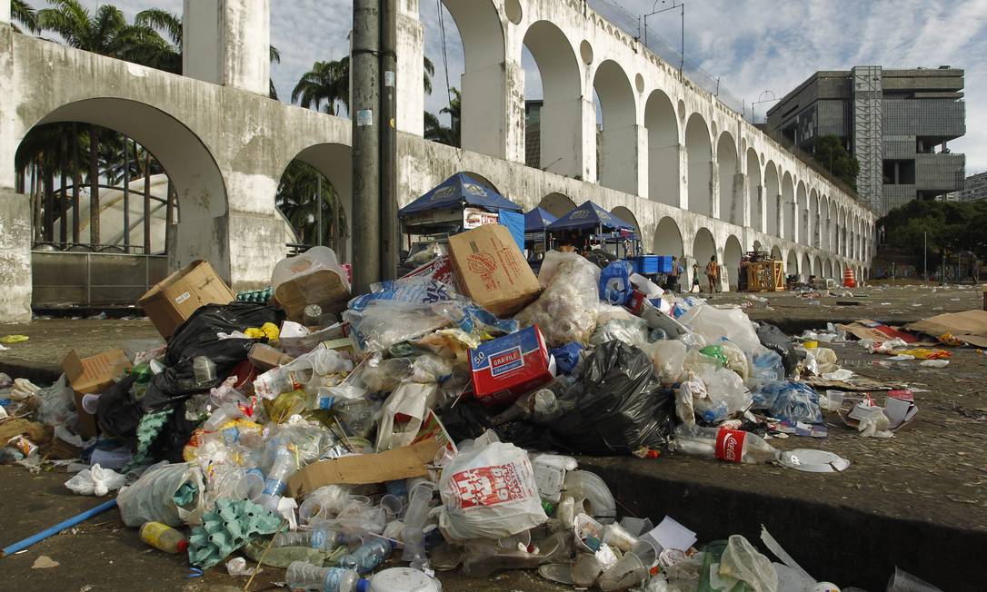 A montanha de lixo próximo aos Arcos da Lapa, devido à greve dos garis Foto: Gabriel de Paiva / Agência O Globo
