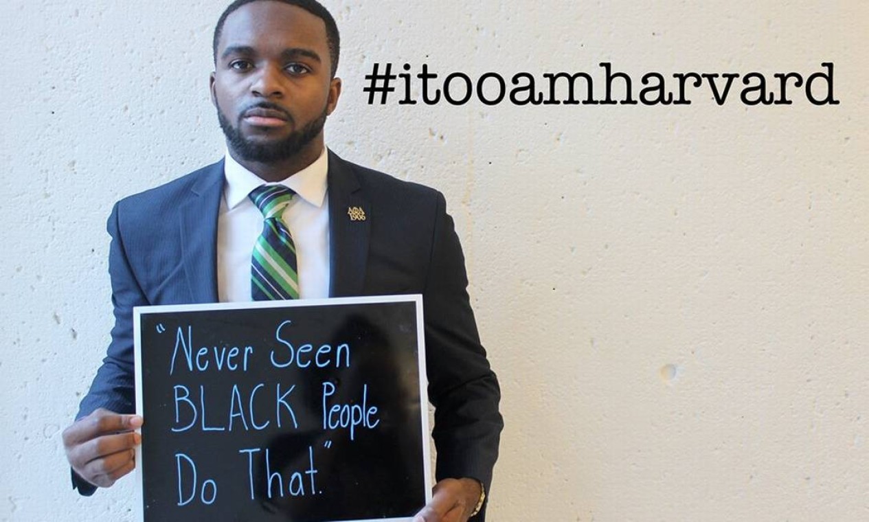 Alunos de Harvard fundam campanha contra o preconceito racial, na qual exibem cartazes com frases que escutam no campus: “Nunca vi um negro fazer isso” Foto: Reprodução/Facebook