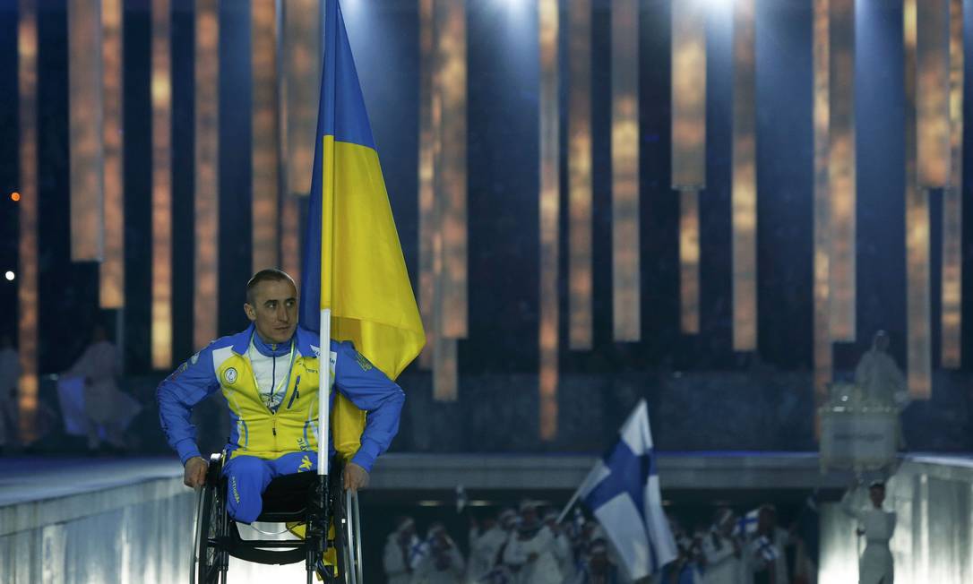 Ukraine's flag-bearer Mykhaylo Tkachenko arrives in the stadium during the opening ceremony of the 2014 Paralympic Winter Games in Sochi, March 7, 2014. REUTERS/Alexander Demianchuk (RUSSIA - Tags: OLYMPICS SPORT TPX IMAGES OF THE DAY) Foto: ALEXANDER DEMIANCHUK / REUTERS