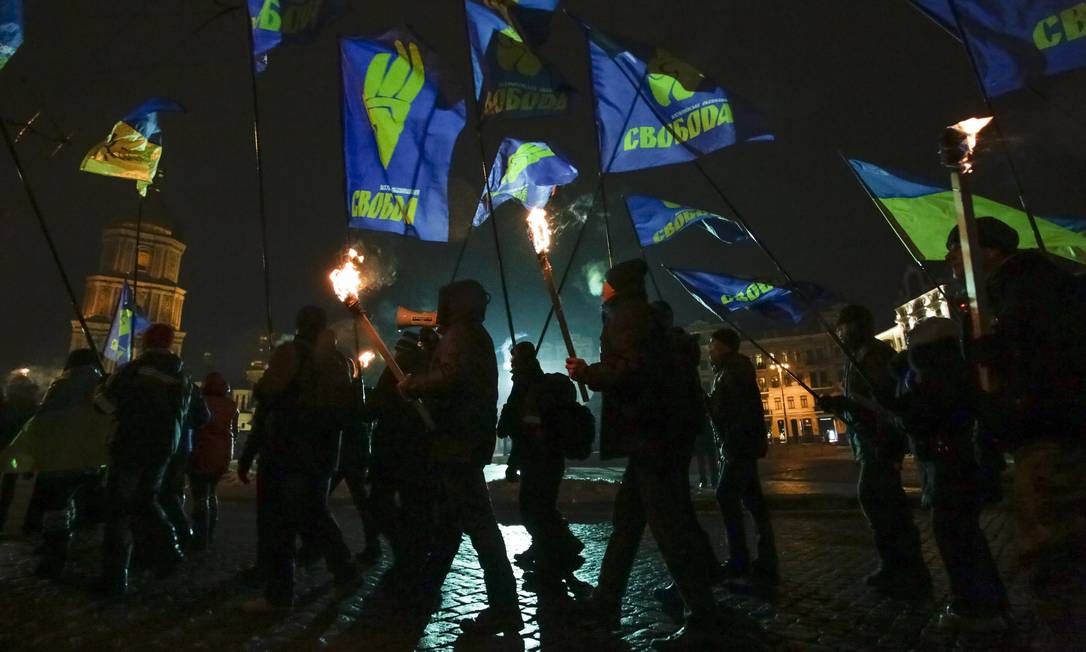 
Ativistas do Svoboda (Liberdade) seguram tochas em para comemorar os 105 anos do nascimento de Stepan Bandera, fundador do Organização Ucraniana Nacionalistas
Foto: REUTERS