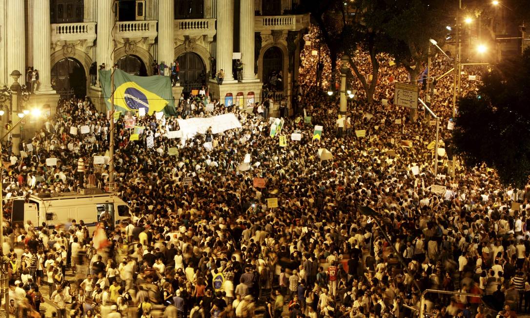 
Manifestantes na Cinelândia e Avenida Rio Branco durante as “Jornadas de Junho”
Foto: Hudson Pontes/Agência O Globo/17-06-2013