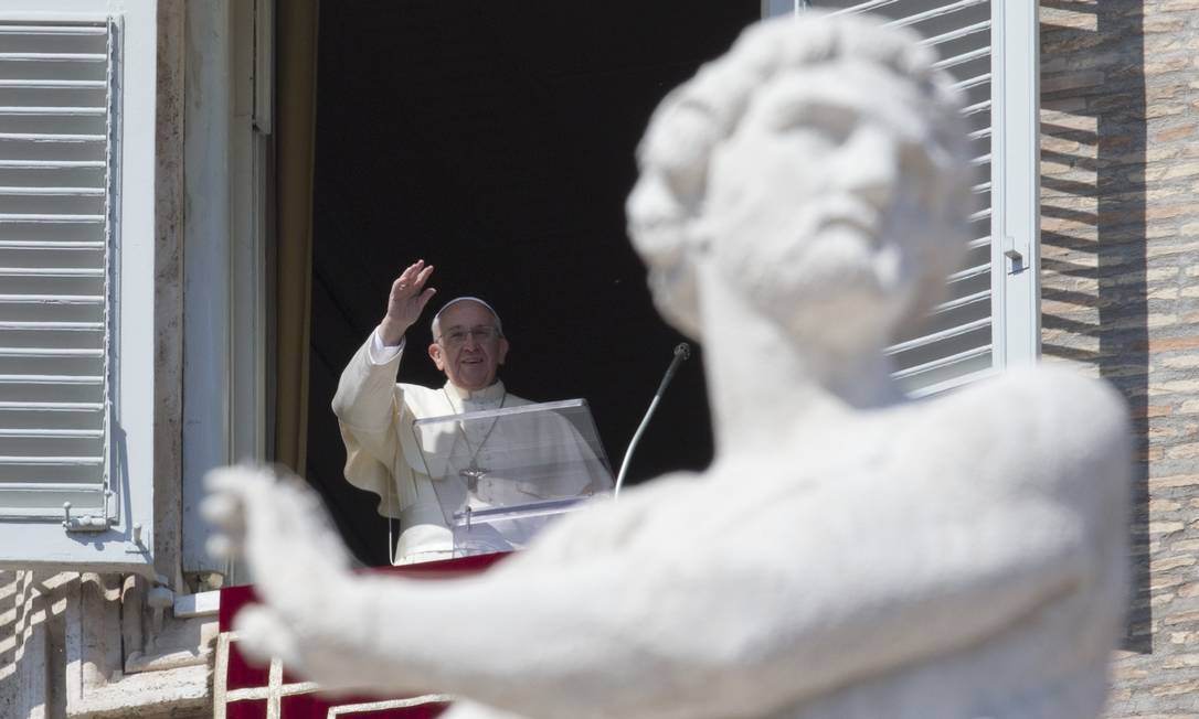 
Papa Francisco abençoa fiéis na Praça de São Pedro
Foto: Andrew Medichini / AP