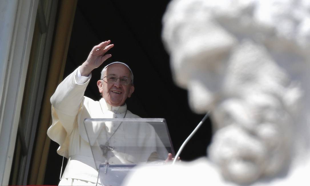
Papa Francisco acena para a multidão na Praça de São Pedro, no Vaticano
Foto: MAX ROSSI / REUTERS