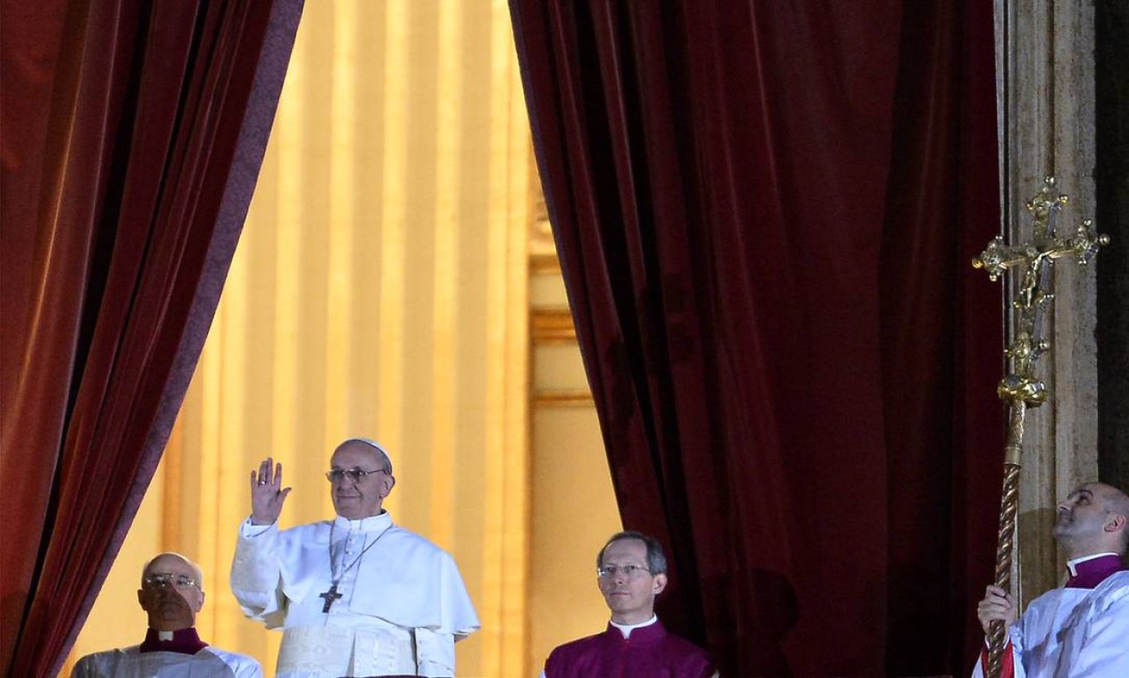 Papa Francisco em sua primeira aparição como Pontífice, em 13 de março de 2013. Bergoglio é o primeiro papa latino-americano Foto: AFP