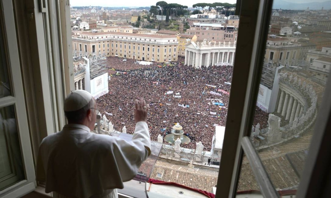 O recém-eleito Papa Francisco aparece na janela que dá para a Praça de São Pedro em 17 de março. Seu estilo simples e direto ajudou a atrair os católicos Foto: REUTERS