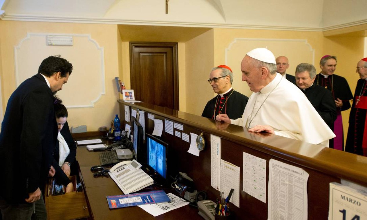 Papa Francisco paga sua conta no Domus Internationalis Paulus VI Hotel no dia 14 de março, onde ficou hospedado como cardeal para a eleição da qual saiu vitorioso. Ele carregou sua própria bagagem Foto: AP