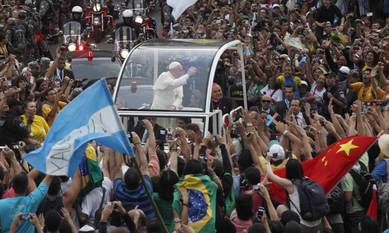 O Papa Francisco chega ao Rio para a Jornada Mundial da Juventude e desfila no papamóvel pelas ruas do Centro, sendo recepcionado por milhares de fiéis Foto: Agência O Globo