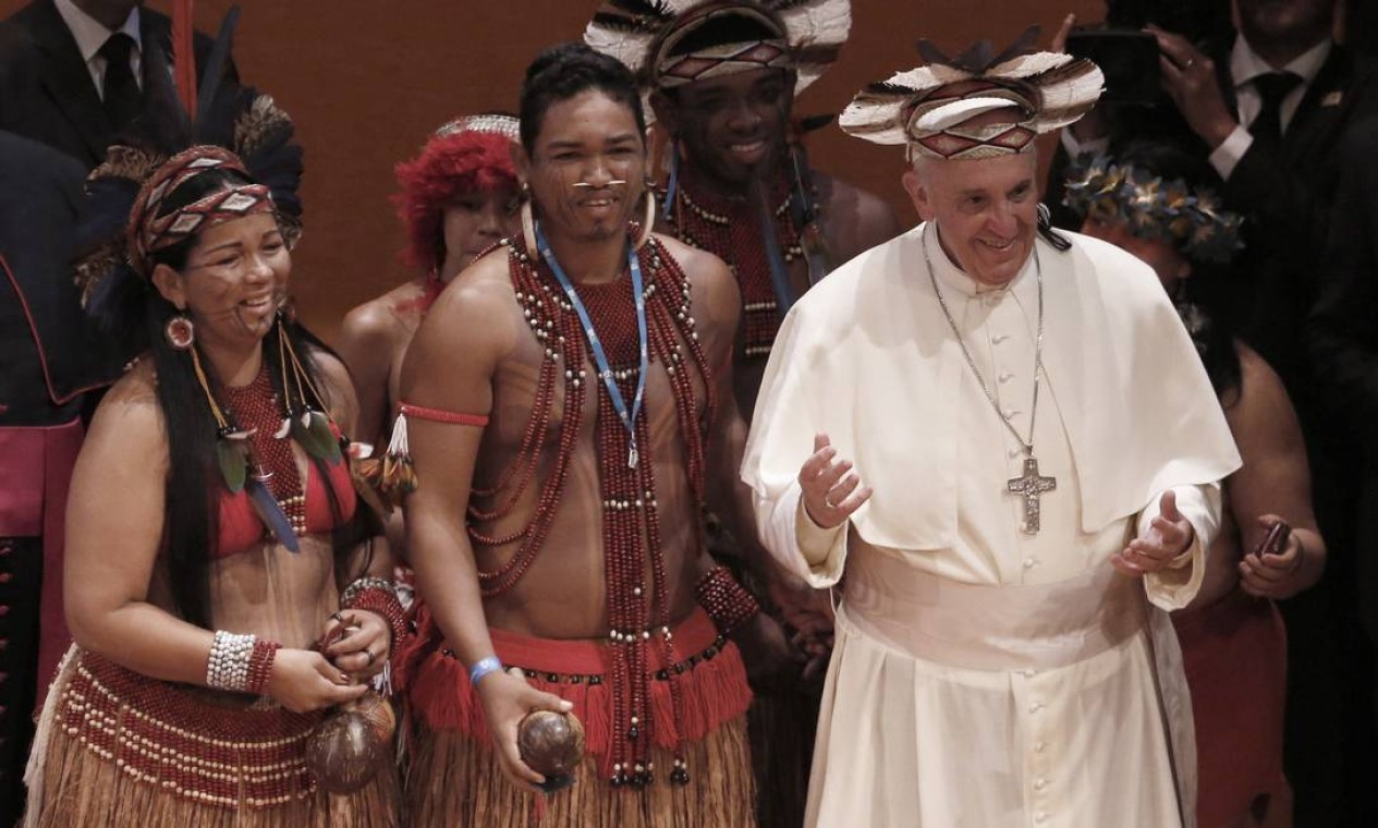 O Papa recebe índios durante a Jornada Mundial da Juventude, no Theatro Municipal do Rio de Janeiro. A visita ao Brasil foi a sua primeira viagem internacional Foto: Agência O Globo