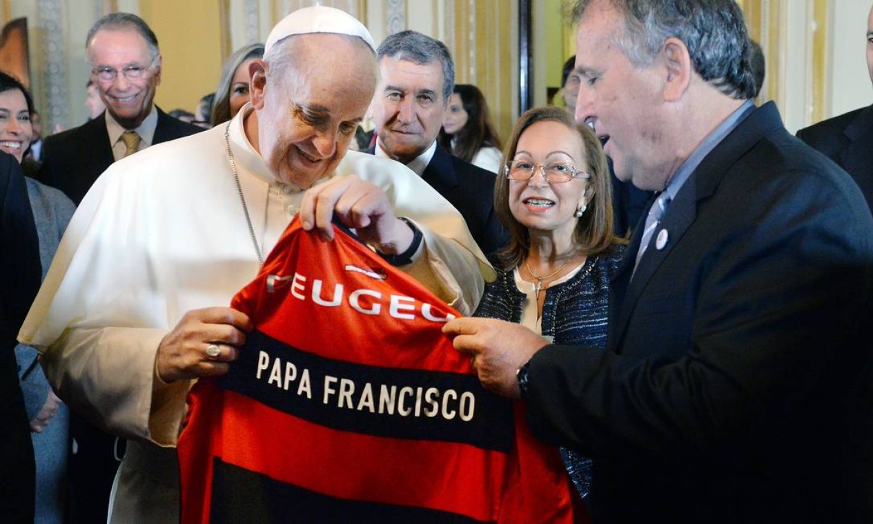Zico, ex-jogador e ídolo do Flamengo, entrega uma camisa do time para o Papa Francisco em sua visita ao Rio de Janeiro. O ex-arcebispo de Buenos Aires gosta de futebol Foto: AP