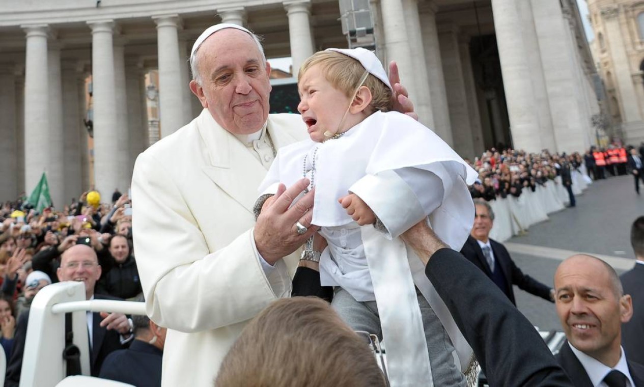 Francisco saúda uma criança vestida de papa na Cidade do Vaticano: bom humor e proximidade com os fiéis Foto: 26-2-2014
