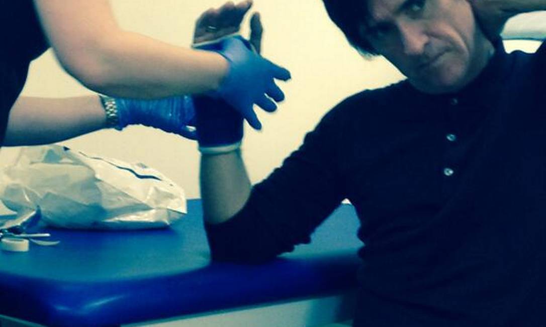 Johnny Marr imobiliza o pulso direito após queda Foto: Reprodução Twitter
