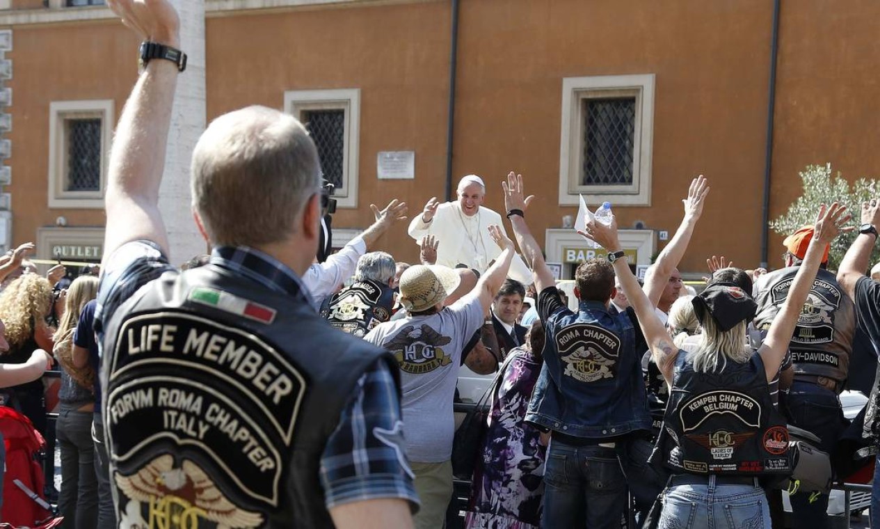Em um momento inusitado, o Papa argentino abençoa motociclistas que foram a Roma para um encontro da Harley-Davidson nas proximidades do Vaticano Foto: STEFANO RELLANDINI / REUTERS