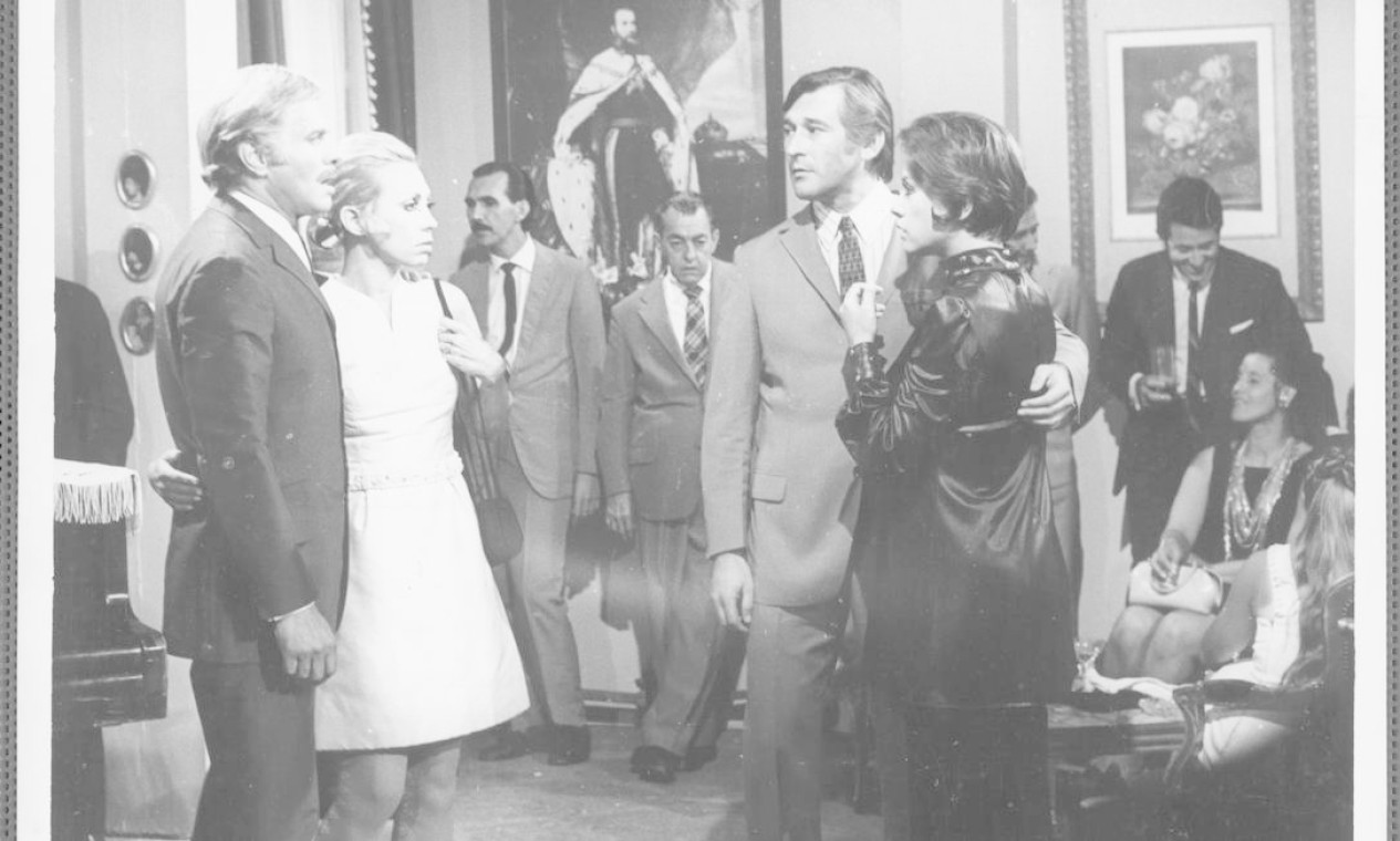 A segunda novela da carreira de Paulo Goulart foi 'Verão Vermelho', de 1970. Na foto, o ator aparece em cena com Jardel Filho, Arlete Salles e Dina Sfat. Foto: Arquivo