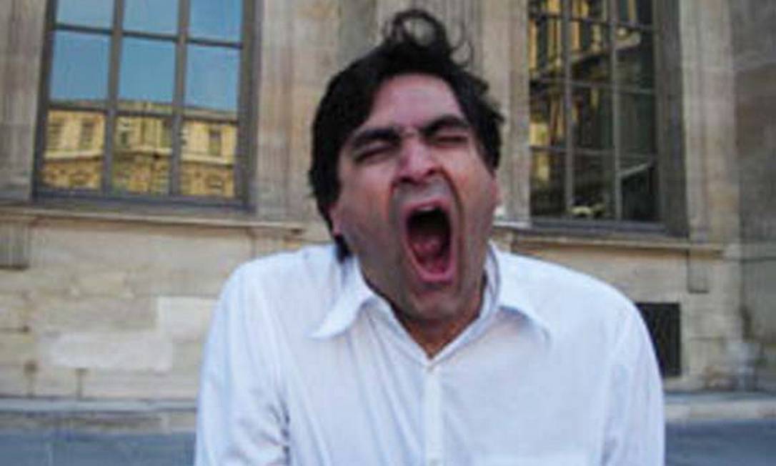 
O apresentador Zeca Camargo brinca com bocejo que deu durante o programa “Fantástico” em 2010: “contágio” ainda sem explicação
Foto: Reprodução