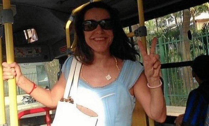 A atriz Lucélia Santos posa para foto dentro de um ônibus no Rio Foto: Reprodução / Internet