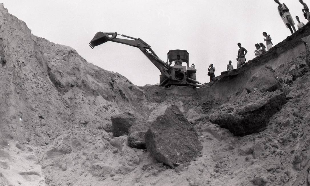 
Escavações foram feitas na praia do Recreio, em 1987, em busca da ossada de Rubens Paiva, mas agentes do Exército já o tinham desenterrado, em 1973, e o levado de lancha para alto mar
Foto: Guilherme Pint0/6-2-1987