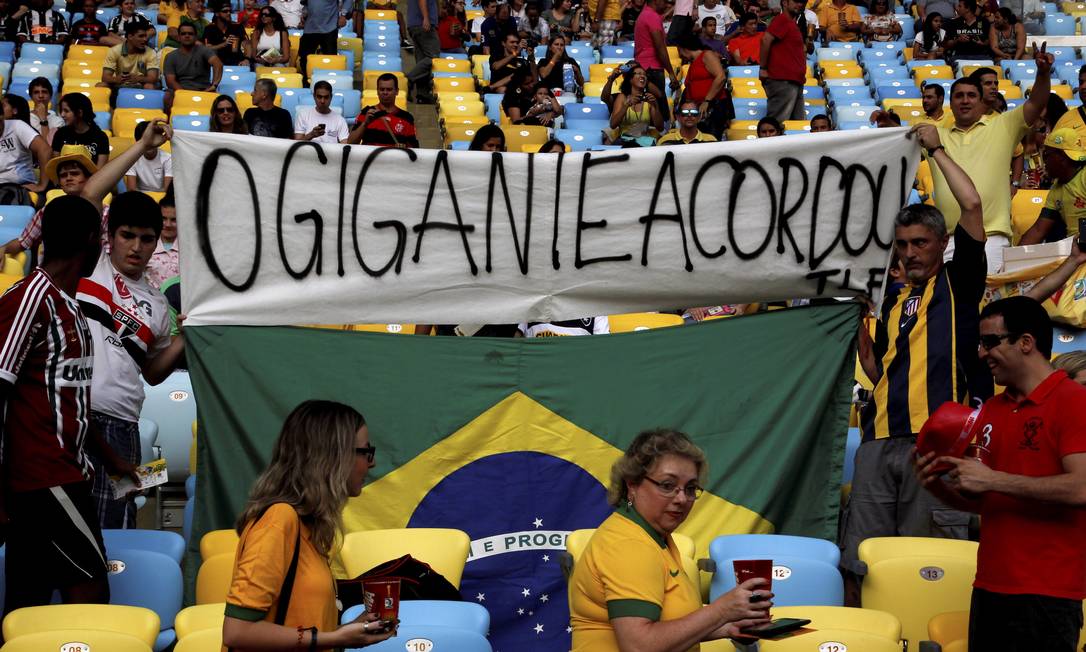 
Torcedores protestam durante a Copa das Confederações, no Maracanã
Foto: Custódio Coimbra / Agência O Globo