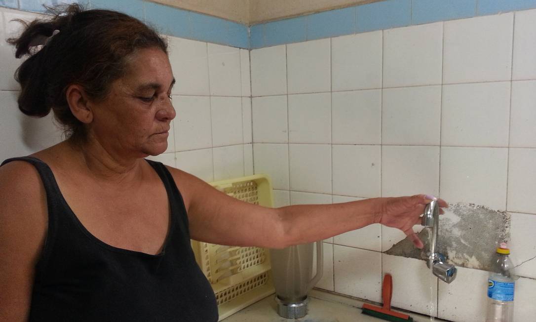 
Edna Ribeiro abre a toneira da cozinha e apenas um fio de água cai
Foto: O Globo / Jaqueline Falcão