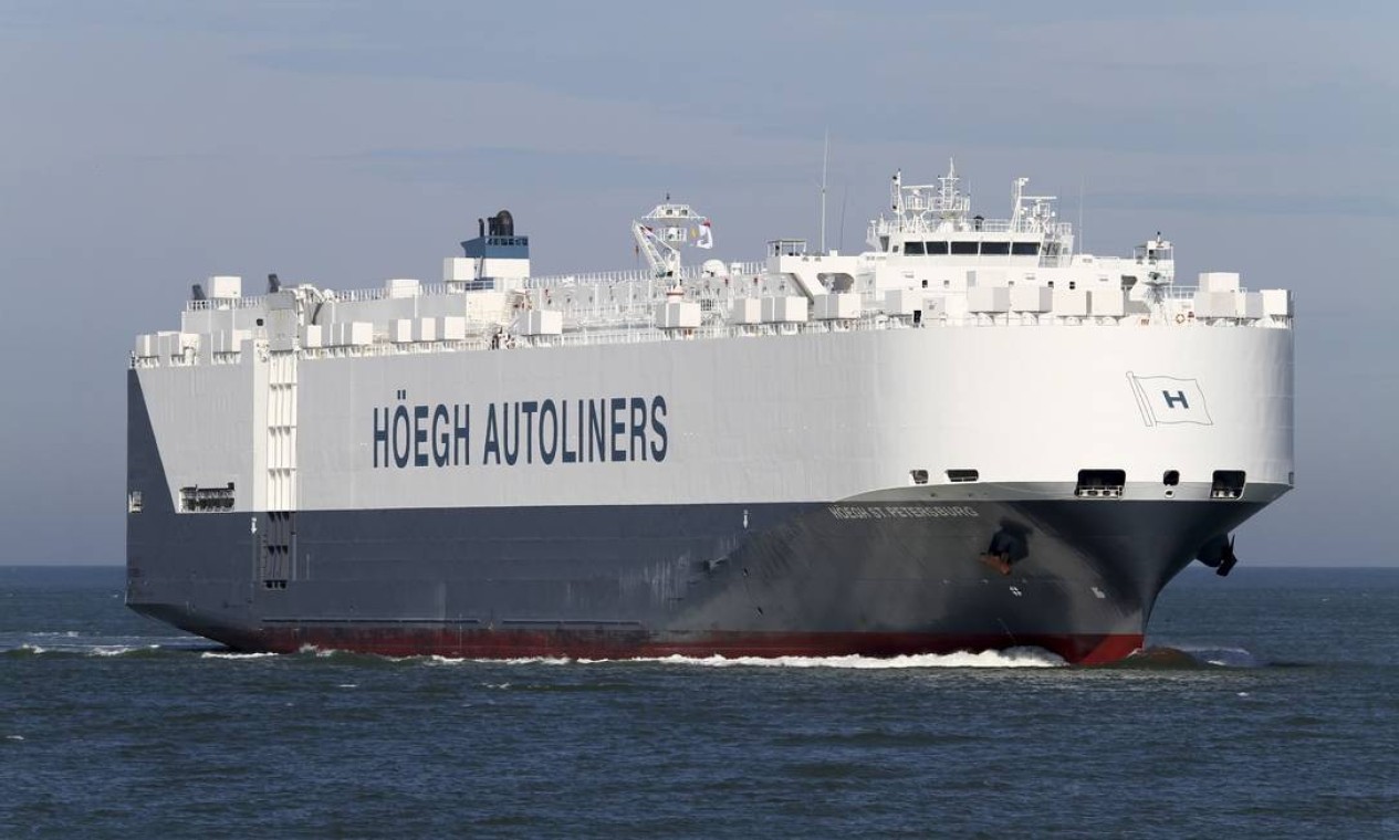 This undated handout picture released by Hoegh Autoliners shows the Norwegian company's vessel Höegh St Petersburg" which was asked by Australian authorities to assist in the search of the debris of the missing Boing 777 of Malaysia Airlines flight MH370 . The vessel is expected to arrive on March 20, 2014 at the site where debris up to 24m long where spotted in the Indian Ocean some 2,500 kilometres southwest of Perth, Australia.
AFP PHOTO /SCANPIX NORWAY/ HOEGH AUTOLINERS
RESTRICTED TO EDITORIAL USE - MANDATORY CREDIT "AFP PHOTO / SCANPIX NORWAY/HOEGH AUTOLINERS" - NO MARKETING NO ADVERTISING CAMPAIGNS - DISTRIBUTED AS A SERVICE TO CLIENTS Foto: HOEGH AUTOLINERS / AFP