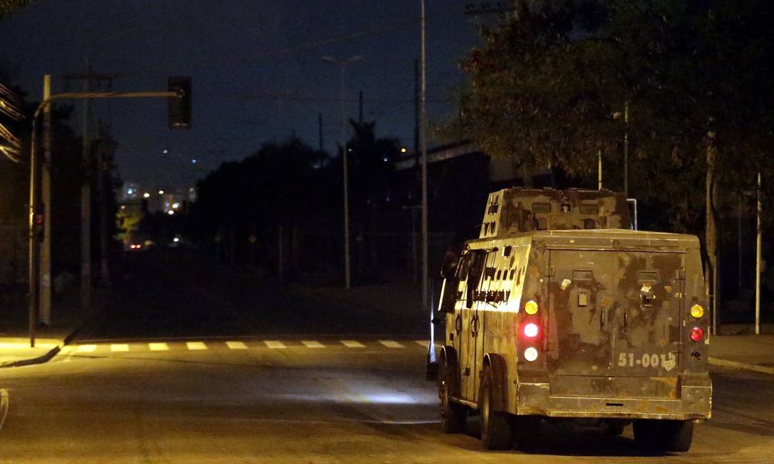 Caveirão da PM patrulha a Avenida Leopoldo Bulhões, em Manguinhos, que está às escuras Foto: Marcelo Theobald / Agência O Globo
